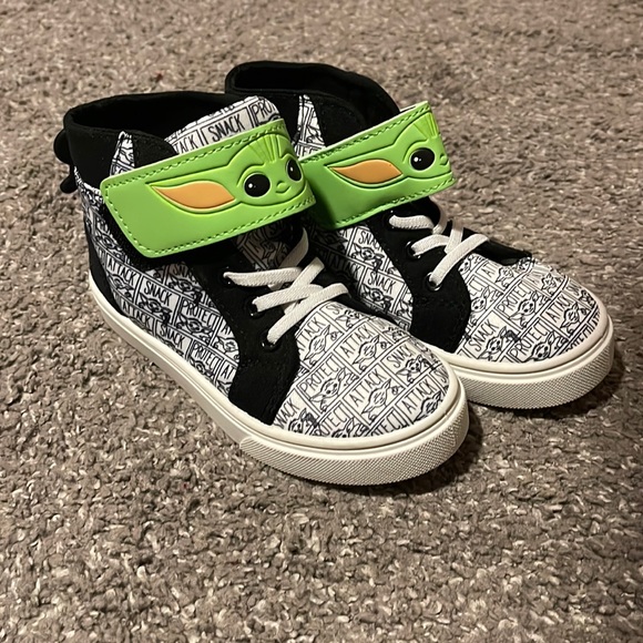 Star Wars Other - NWOT kids Mandalorian sneakers!